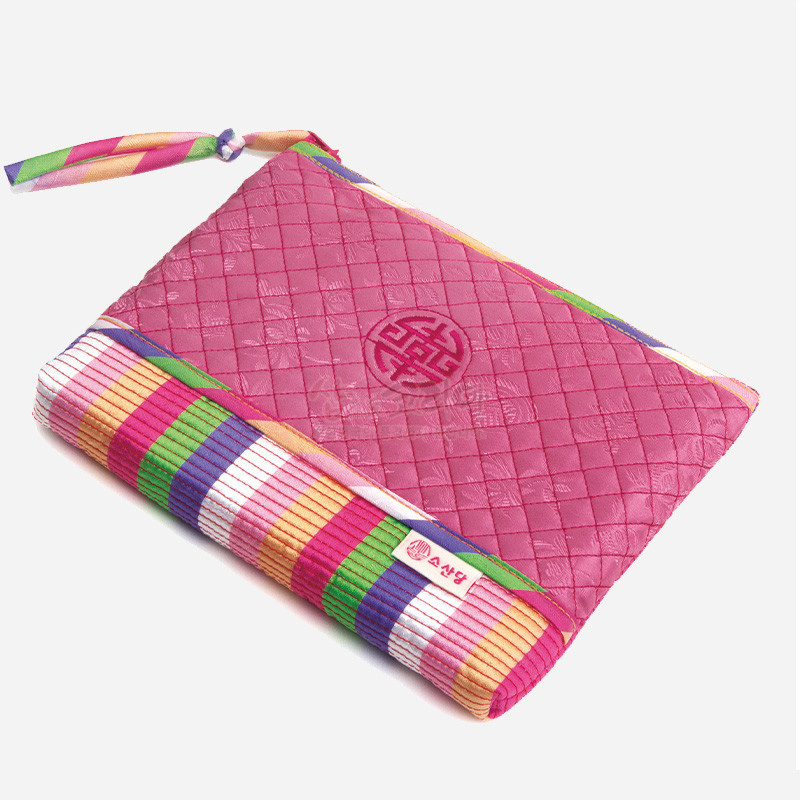 분홍색 누비 비단에 격자 무늬와 원형 수복문 자수 장식, 색동 스트라이프 배색과 색동 끈 장식의 파우치. 분홍색 누비 비단에 격자 무늬와 원형 수복문 자수 장식, 색동 스트라이프 배색과 색동 끈 장식의 파우치.