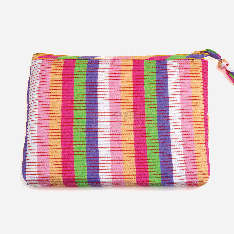 누비 기법으로 제작된 면 소재 파우치, 분홍색을 중심으로 한 색동 세로 줄무늬와 지퍼 장식이 특징인 디자인. 누비 기법으로 제작된 면 소재 파우치, 분홍색을 중심으로 한 색동 세로 줄무늬와 지퍼 장식이 특징인 디자인.