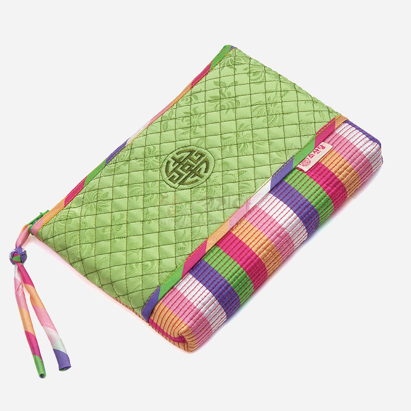 연두색 누비 비단에 길상문 자수 장식과 다채로운 색동 스트라이프 천이 조화된 장지갑형 파우치.