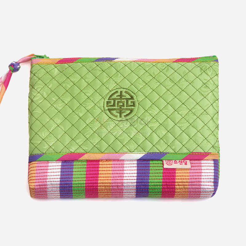 연두색 누비 비단에 격자 무늬와 전통 수복문 자수, 하단 색동 스트라이프와 색동 끈 장식의 파우치.