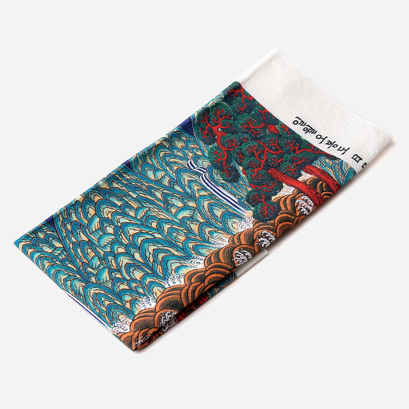 민화 일월오봉도 motief을 인쇄한 패브릭 포스터, 푸른 파도와 오봉 산수, 적녹 대비 소나무 문양이 조화를 이룬 직물 장식. 민화 일월오봉도 motief을 인쇄한 패브릭 포스터, 푸른 파도와 오봉 산수, 적녹 대비 소나무 문양이 조화를 이룬 직물 장식.