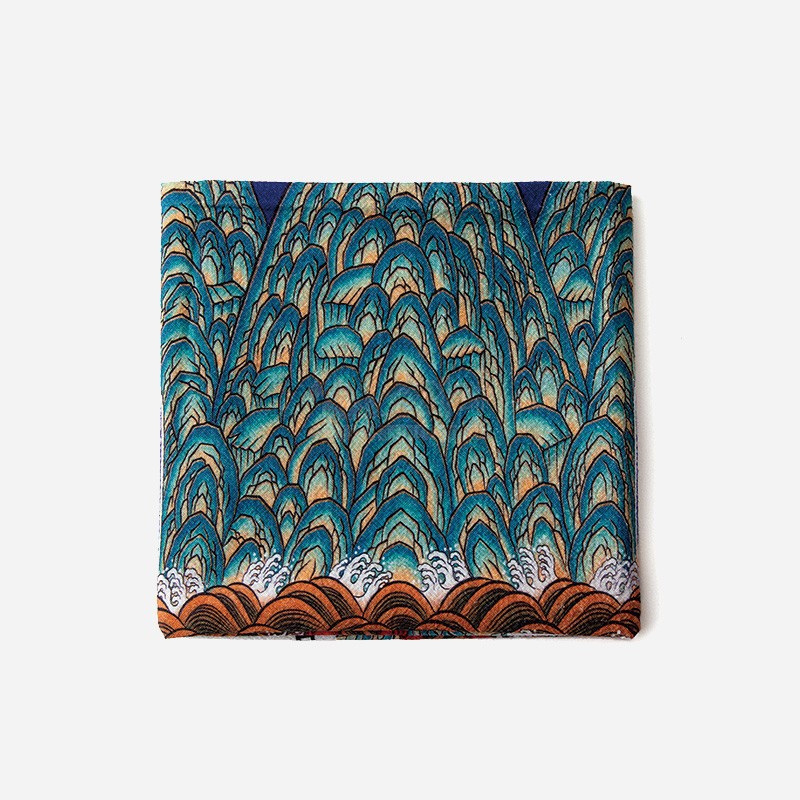 푸른색과 갈색 위주의 산수문과 파도무늬가 인쇄된 민화 일월오봉도 패턴 패브릭 포스터. 푸른색과 갈색 위주의 산수문과 파도무늬가 인쇄된 민화 일월오봉도 패턴 패브릭 포스터.