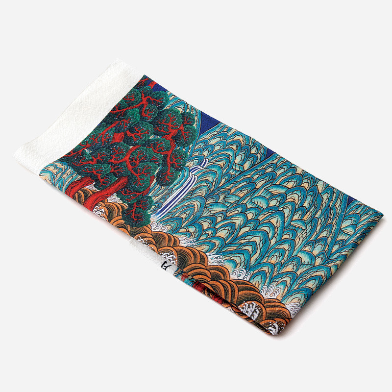 일월오봉도 민화가 인쇄된 패브릭 소재 포스터로, 청록산·적송·파도 문양과 강렬한 청록·적·황색 대비가 특징인 인테리어 장식. 일월오봉도 민화가 인쇄된 패브릭 소재 포스터로, 청록산·적송·파도 문양과 강렬한 청록·적·황색 대비가 특징인 인테리어 장식.