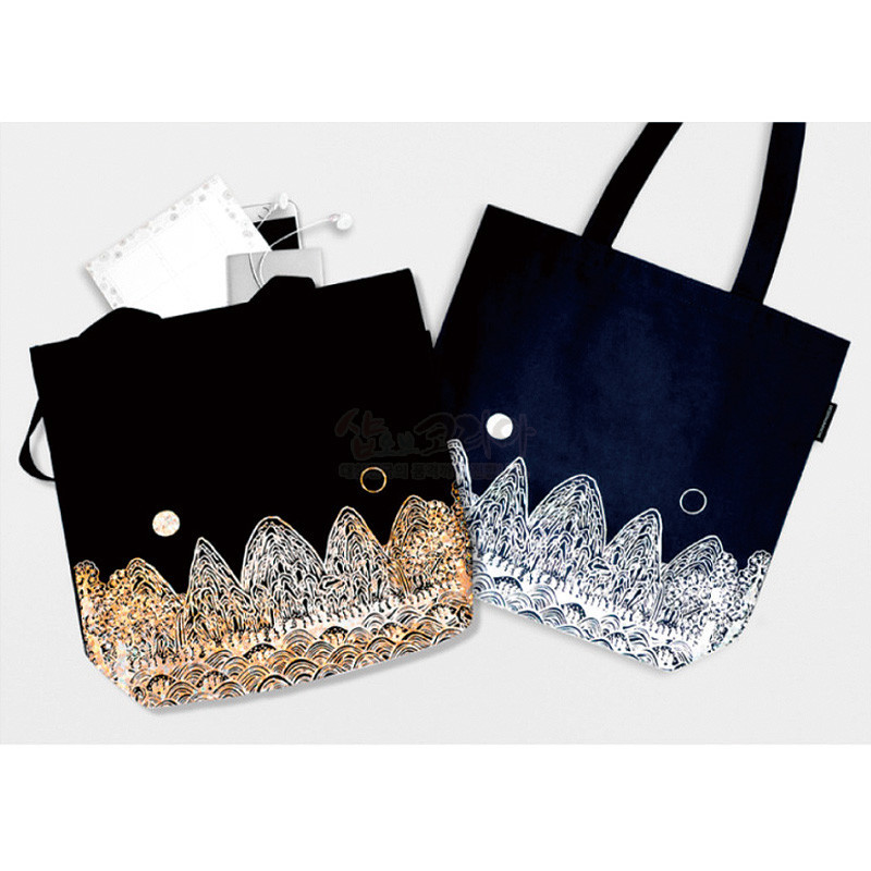 검은색·남색 천 소재에 일월오봉도 산과 파도 문양을 흰색·금색으로 인쇄한 에코백.