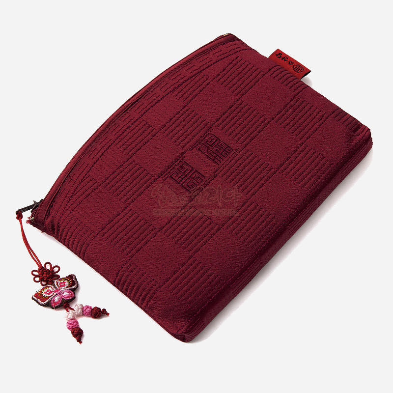 적갈색 누비 비단 소재, 격자 직조와 중앙의 전통 문자문 양각, 나비 자수 매듭 장식 지퍼 파우치.