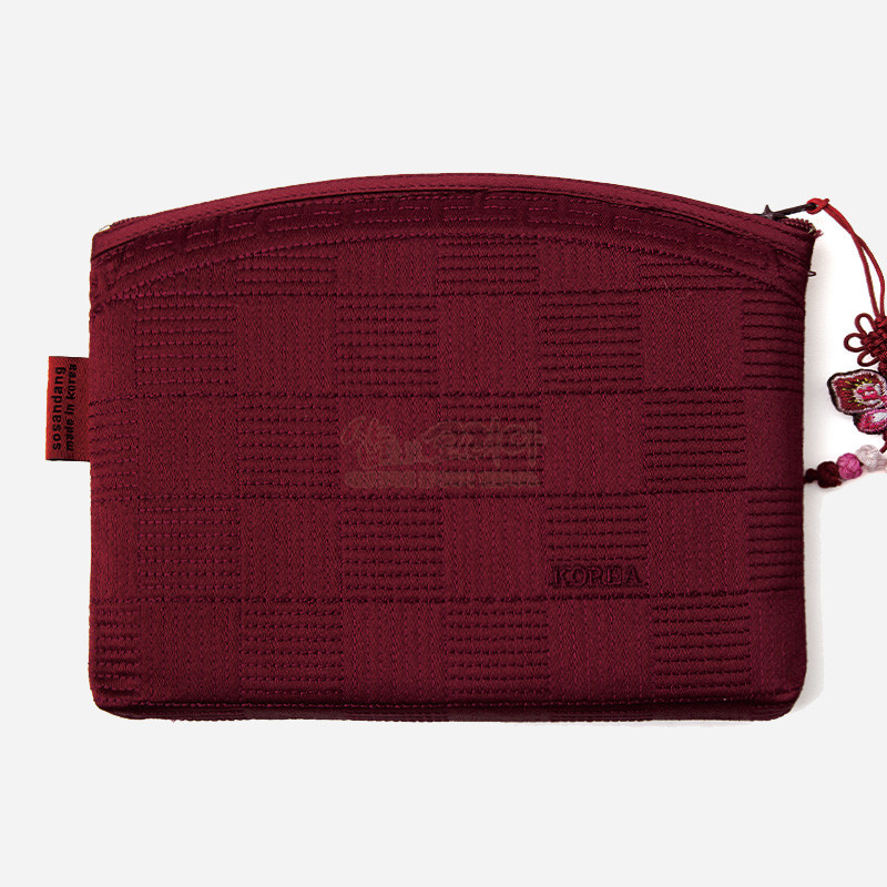 적갈색 실크 느낌 원단에 누비 기법과 체크 패턴이 조화된 파우치, 옆면 전통 매듭 장식 특징.