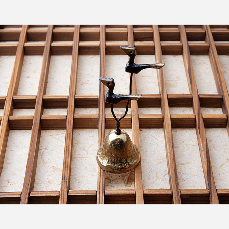 황동 재질의 작은 방울과 검은색·금색 대비를 이룬 솟대 새 모양 장식이 특징인 종.