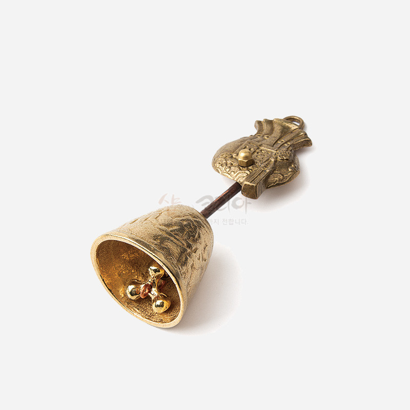 황동 소재의 작은 종과 복주머니 모양 장식 손잡이가 결합된 전통 문양 금속 종.