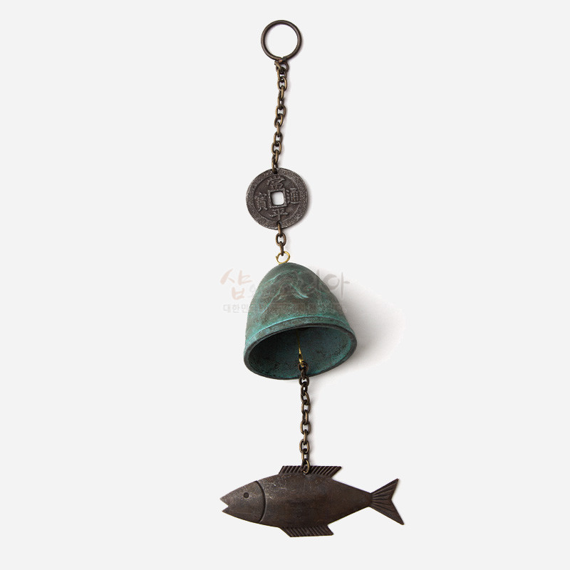 청동 재질의 종과 고리, 고대 화폐 모양 장식, 물고기 모양 추 장식이 연결된 청록색 풍경종.
