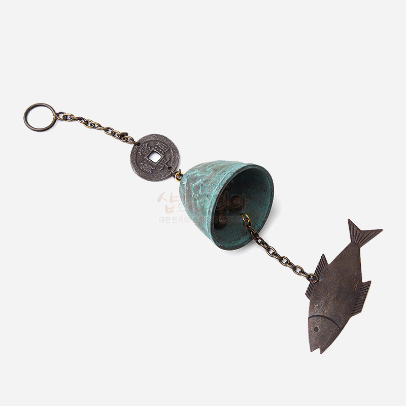 청동 재질의 산 모양 풍경종과 고동색 체인, 옛 동전 장식, 물고기 형상의 금속 추 장식.