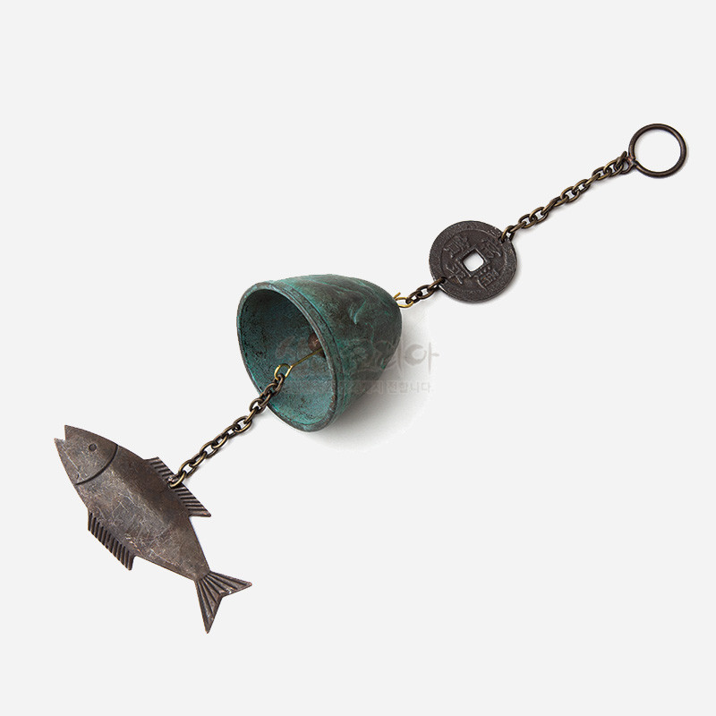 청동 재질의 녹청색 종과 고리, 동전 장식, 물고기 모양 추 장식이 연결된 풍경종.