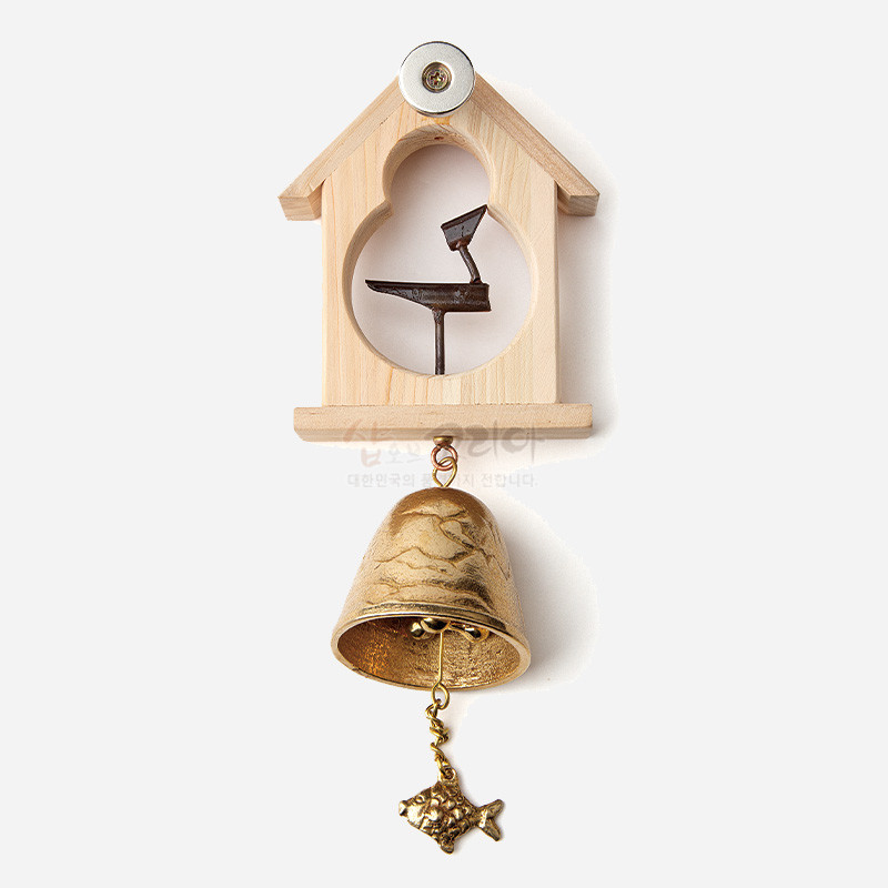 원목 집 모양 틀에 솟대 형상 금속 장식을 더하고, 황동 종과 물고기 장식추로 구성된 전통 풍경. 원목 집 모양 틀에 솟대 형상 금속 장식을 더하고, 황동 종과 물고기 장식추로 구성된 전통 풍경.