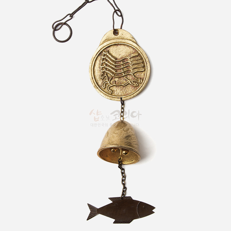 황동 재질의 마패 형태 원판에 말 문양을 양각한 장식과 어자 모양 추 장식이 연결된 금속 풍경종. 황동 재질의 마패 형태 원판에 말 문양을 양각한 장식과 어자 모양 추 장식이 연결된 금속 풍경종.