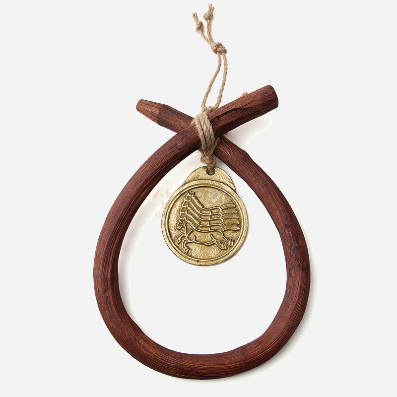 나뭇결이 살아 있는 원목 고리와 황동빛 마패 장식, 말 문양 부조가 특징인 전통 장식품.