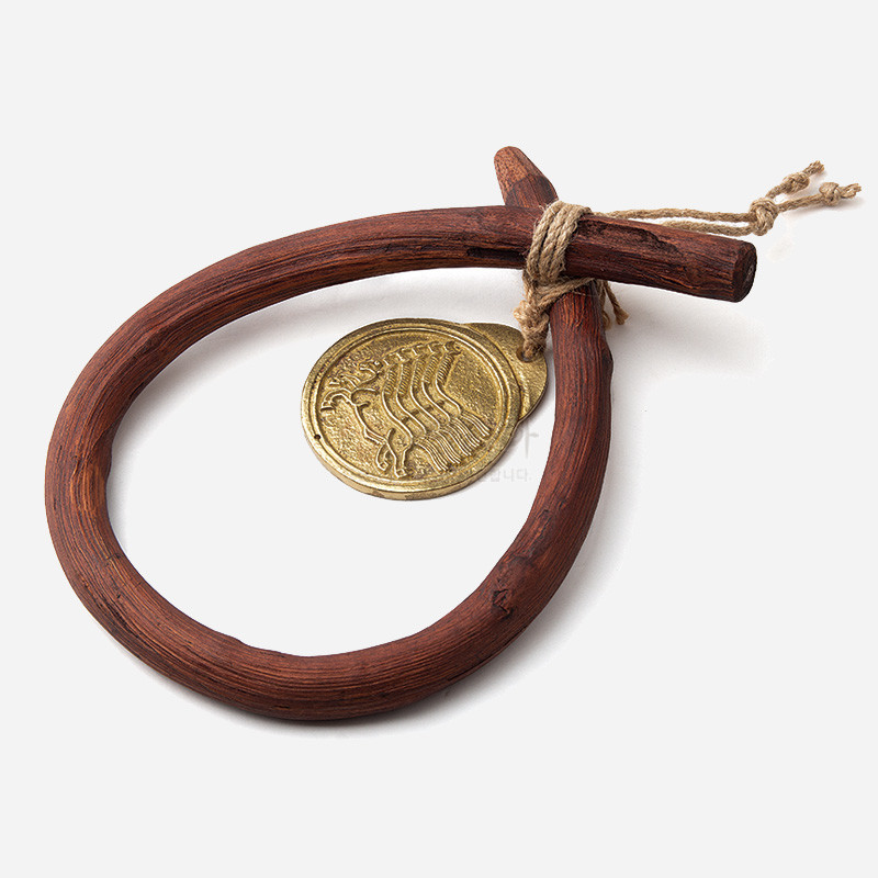 황동 재질의 마패 문양을 새긴 원형 판과 자연스러운 갈색 목재 테 고리, 삼끈 매듭 장식이 어우러진 장식품.