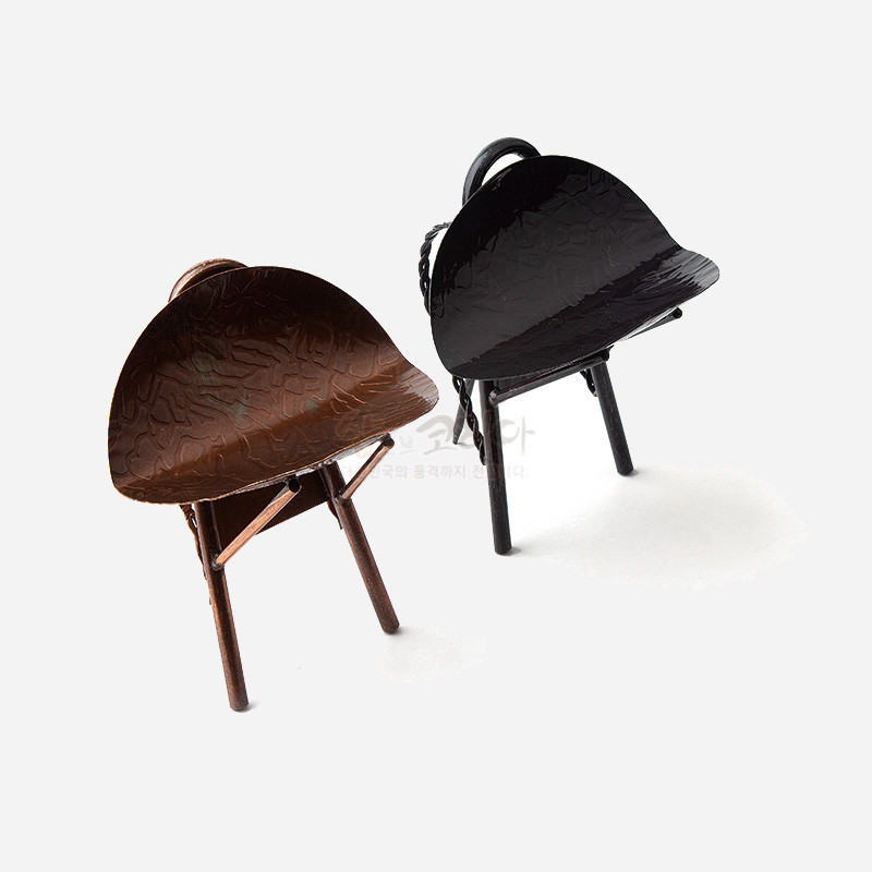 황동 소재로 제작된 미니 지게 형태 소품, 갈색·흑색의 단색 도장과 요철 질감 무늬가 특징인 장식품.