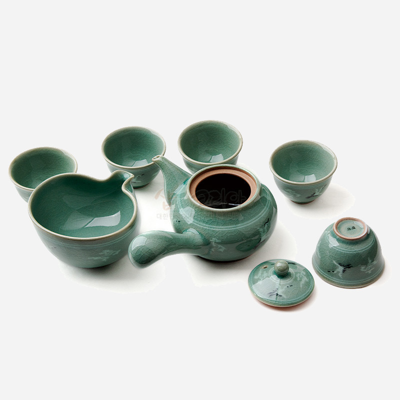 청자 재질에 운학 문양을 상감한 청록색 유약의 다관과 찻잔, 균열무늬가 특징인 전통 다기세트.