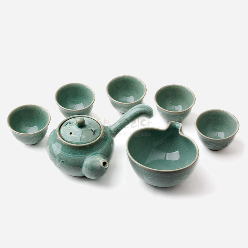 청자 유약을 입힌 도자기로 제작된 다기세트, 운학 문양과 균열무늬가 어우러진 청록색 5인 다완 구성.