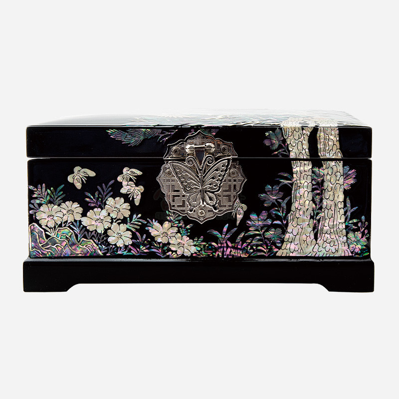 흑색 옻칠 바탕에 자개 상감 기법으로 소나무와 학, 꽃과 나비 문양을 넣고 금속 나비 장식을 더한 보석함.
