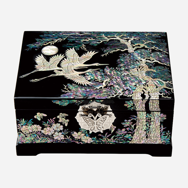 흑색 옻칠 바탕에 자개 상감 기법으로 소나무와 학, 만월과 꽃을 수놓은 나전보석함.