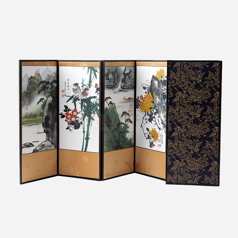 실크 재질 8폭 병풍에 수묵채색 산수와 사군자 문양을 배치하고, 하단에 금색 단청무늬와 흑색 바탕 금사 운룡문을 더한 장식 병풍.