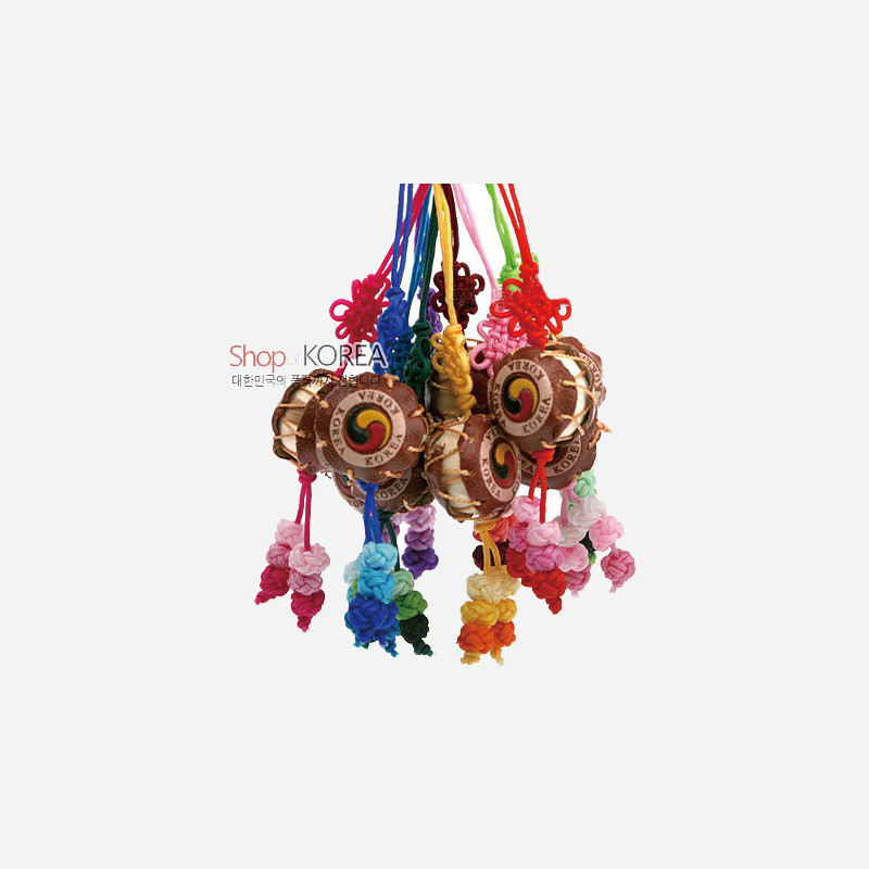 나무 재질의 장구와 북 모양 장식에 태극 문양을 더하고, 다채로운 색상의 전통 매듭 장식이 어우러진 작은 열쇠고리 세트.