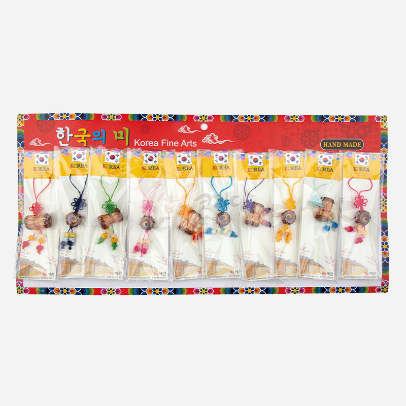 다양한 색상의 전통 매듭 끈에 나무 장구와 북, 구슬 장식을 단 소형 열쇠고리 10P 세트.