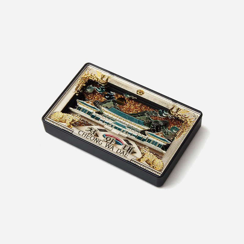 입체 금속 기법으로 표현한 청와대 전경과 황금색 수호 동물 장식, 청록·금색 대비가 돋보이는 직사각형 마그넷.