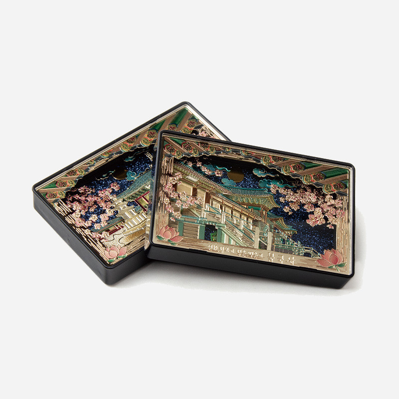 금속 재질에 입체 양각 기법으로 표현된 불국사 전경과 벚꽃, 청록·금색 대비가 돋보이는 사각 마그넷.