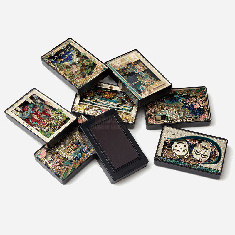 입체 부조 기법으로 표현된 서울 북촌 풍경과 한옥 문양, 다채로운 금속 색채가 어우러진 직사각형 마그넷.