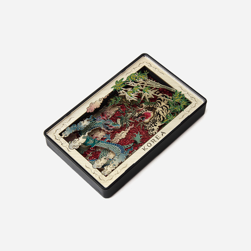 입체 금속 조형 기법으로 표현한 청룡과 백호, 대나무와 구름 문양, 붉은 바탕색이 돋보이는 직사각형 마그넷.