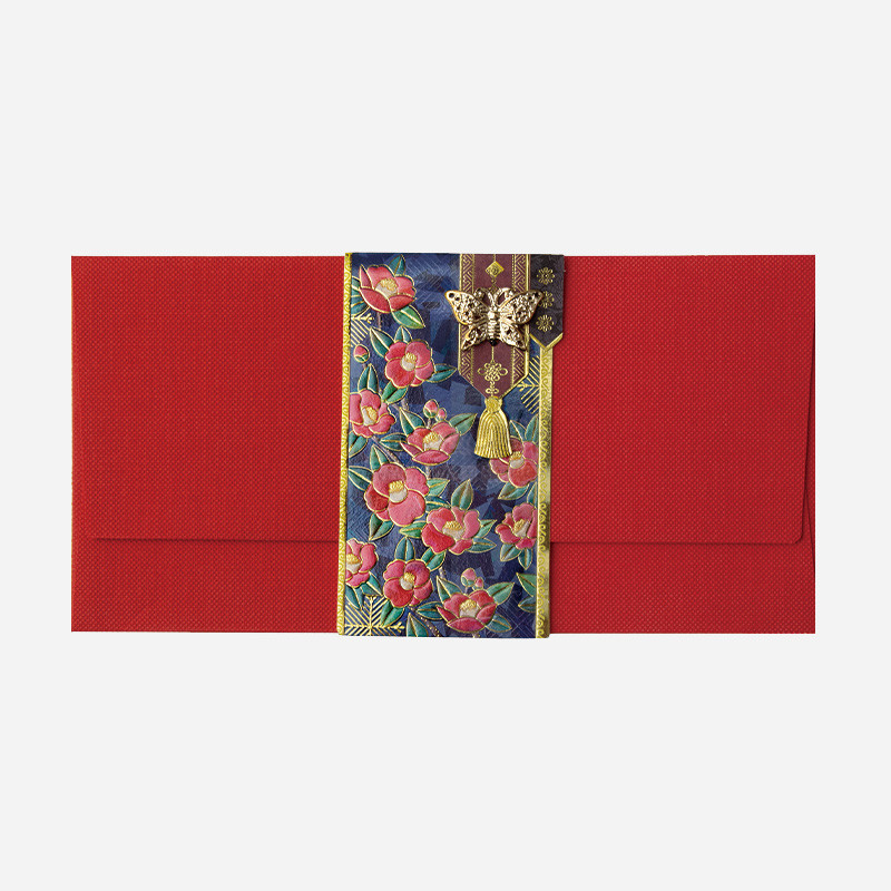 붉은 비단 질감 봉투와 중앙의 청색 바탕 동백꽃 문양 띠, 금속 나비 장식과 노란 술 장식이 특징인 축하봉투.