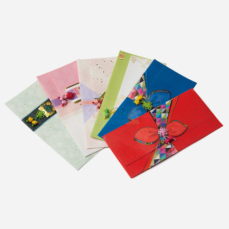 전통 문양이 양각된 한지 재질 봉투에 오방색 조각보 띠와 매듭 장식, 꽃·복 글자 문양이 더해진 축하봉투 6종 세트.