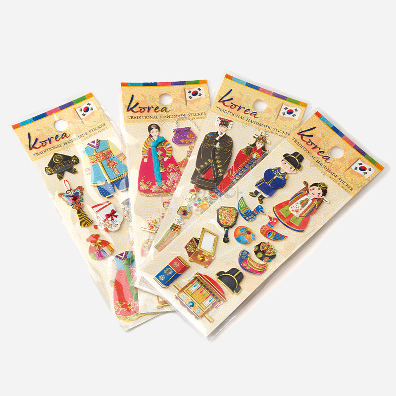 한복과 전통 소품을 형상화한 컬러풀 스티커 세트, 금빛 포인트와 다양한 문양이 특징인 디자인. 한복과 전통 소품을 형상화한 컬러풀 스티커 세트, 금빛 포인트와 다양한 문양이 특징인 디자인.