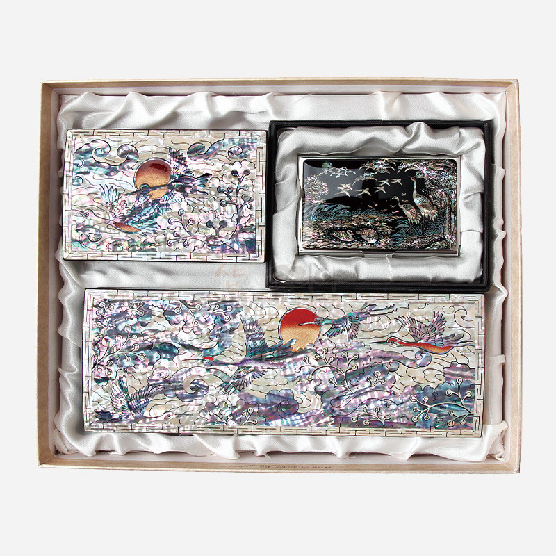 자개 상감 기법으로 완성한 운학 및 일월 문양, 오색 진주광택과 구름무늬 장식이 특징인 옻칠 필함·명함함·명함케이스 세트.