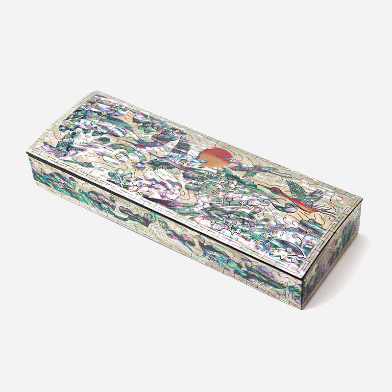 자개 상감 기법으로 구름과 소나무, 학과 해를 섬세하게 표현한 다채로운 색감의 긴 직사각형 필함.