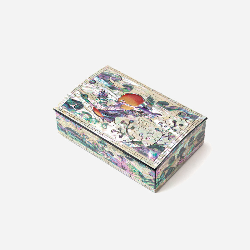 자개 상감 기법으로 운학과 해, 구름 문양을 표현한 화려한 색감의 직사각형 옻칠 필함.