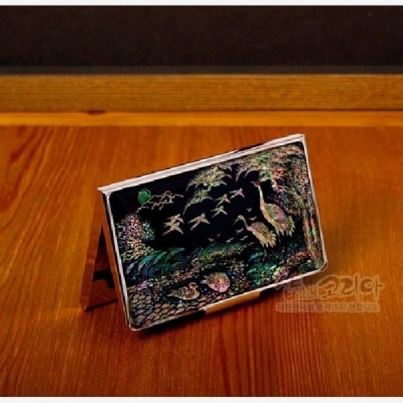 자개 상감 기법으로 학과 운학, 연못 풍경을 표현한 흑색 바탕 금속 명함 케이스.