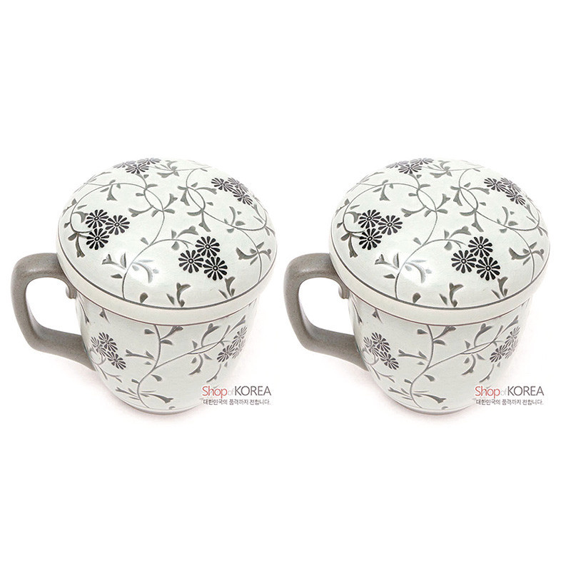 백색 도자 재질 위에 회색과 흑색 국화와 덩굴 문양이 둘러진 뚜껑머그다기잔 세트.