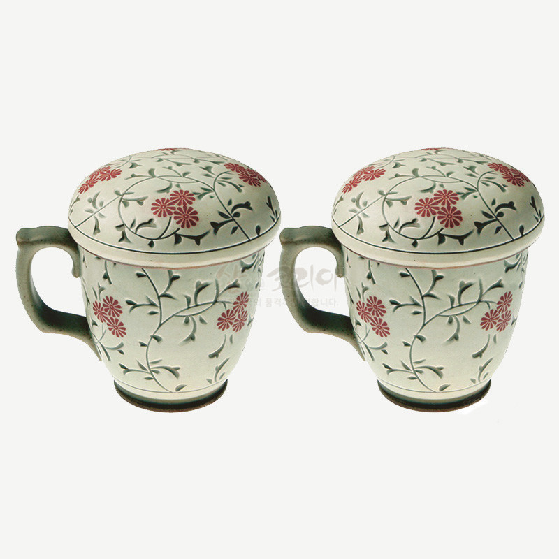 백자 재질의 뚜껑 머그잔 세트, 연한 아이보리 바탕에 적색 국화와 녹색 덩굴 문양이 둘러진 도자기 다기잔.
