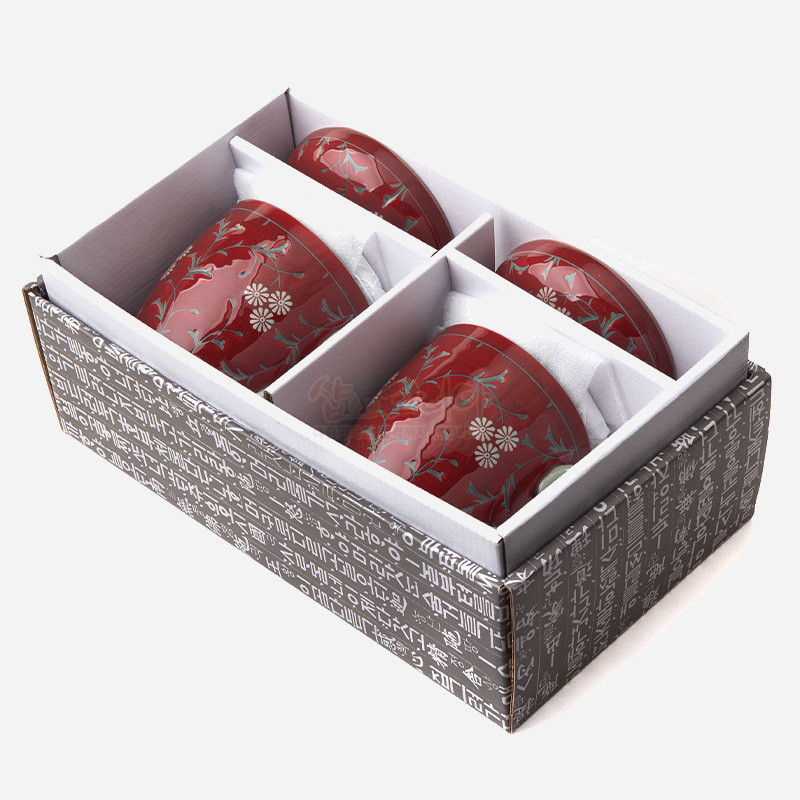 붉은색 도자 재질에 청록색 줄기와 흰 국화무늬를 채색한 머그 다기잔 4P 세트, 한글 문양 포장 박스 구성.