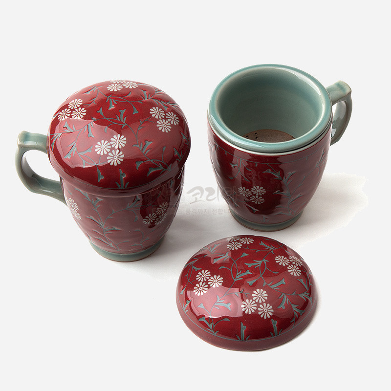 붉은 유약 바탕에 흰 국화와 녹청색 줄기를 상감한 도자 머그잔과 뚜껑 세트.