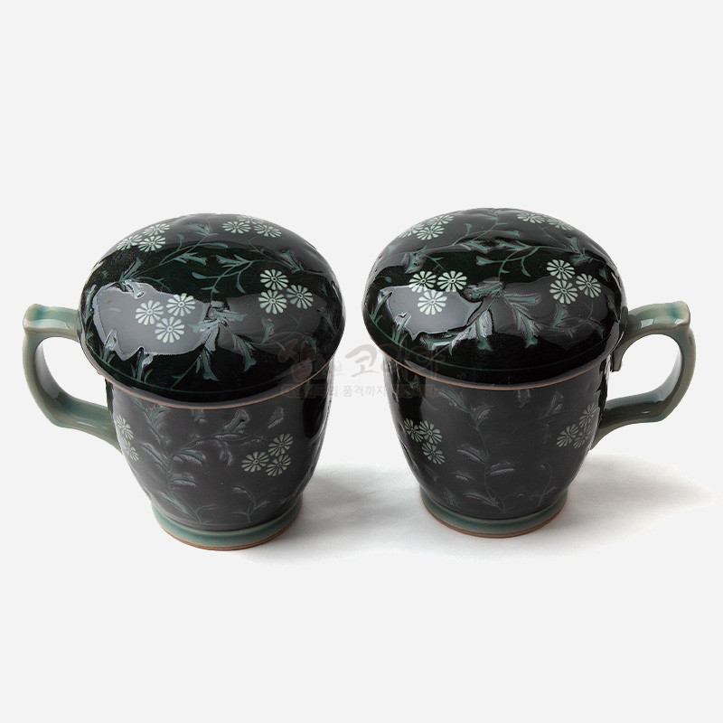흑진사 재질의 머그 다기잔에 은은한 녹색 유약과 국화 상감 문양이 둘러진 뚜껑 포함 세트.