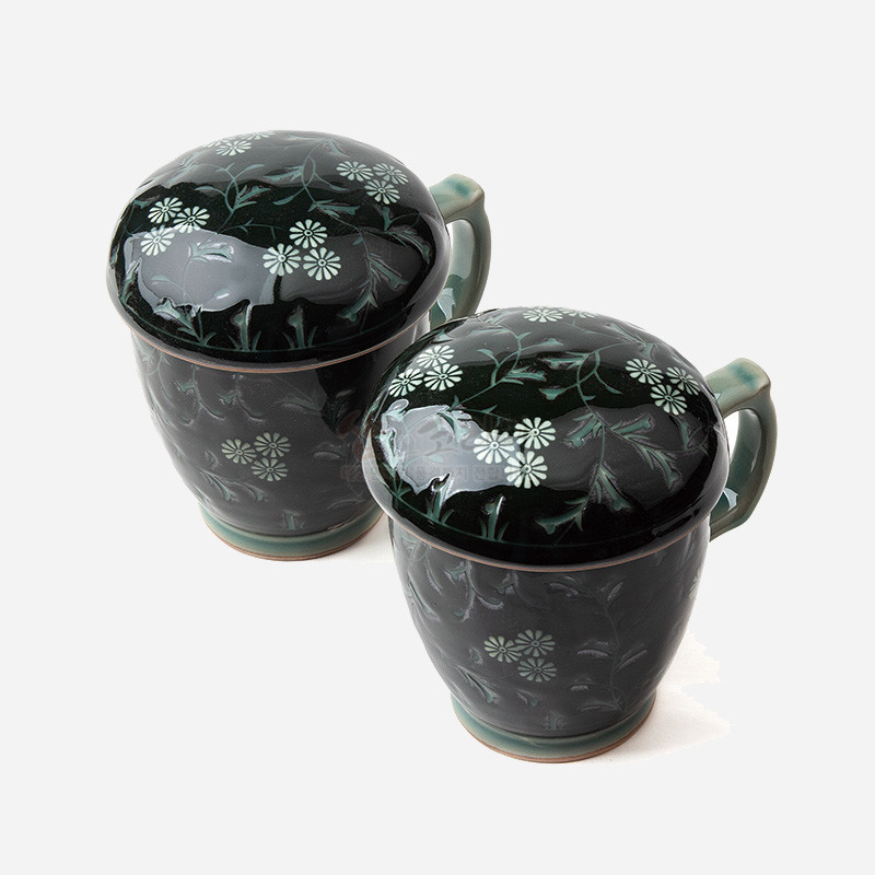 짙은 녹색 유약 위에 흰 국화와 잎사귀 문양이 상감된 도자기 머그다기잔 세트.