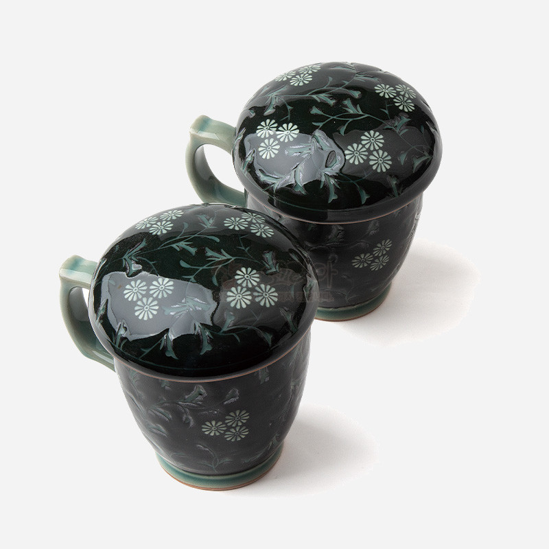 짙은 녹색 유약 위 백색 국화와 넝쿨 문양이 상감된 뚜껑 머그 다기잔 세트.