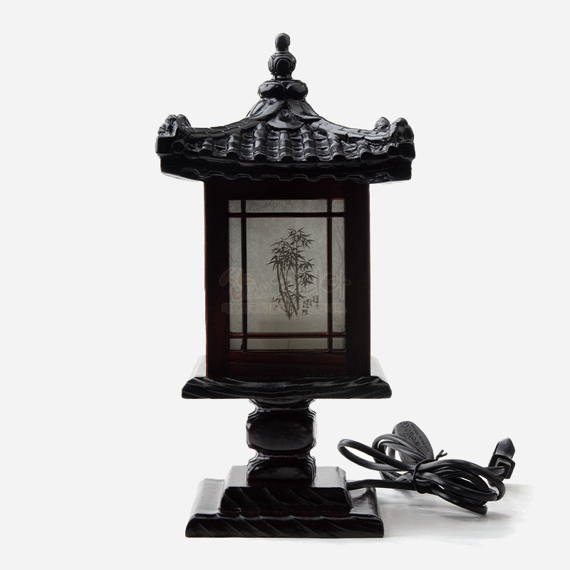 어두운 목재 재질에 기와지붕 형태를 살린 좌등, 반투명 한지 패널에 대나무 문양이 담긴 전통 조명.