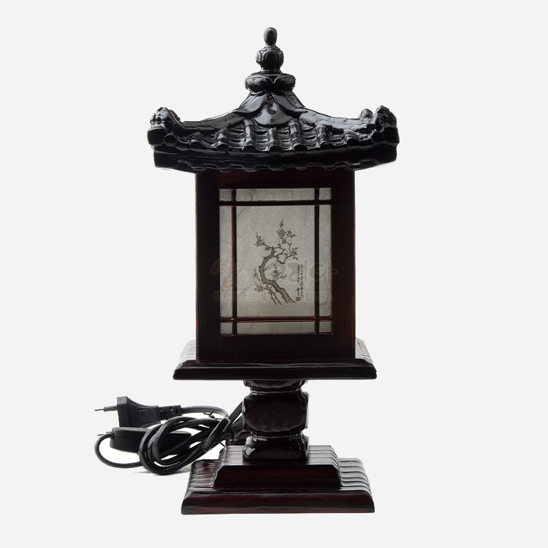 흑색 목재로 조각된 기와 지붕과 받침, 반투명 한지 면에 매화 가지 문양이 인쇄된 전통 미니 좌등.