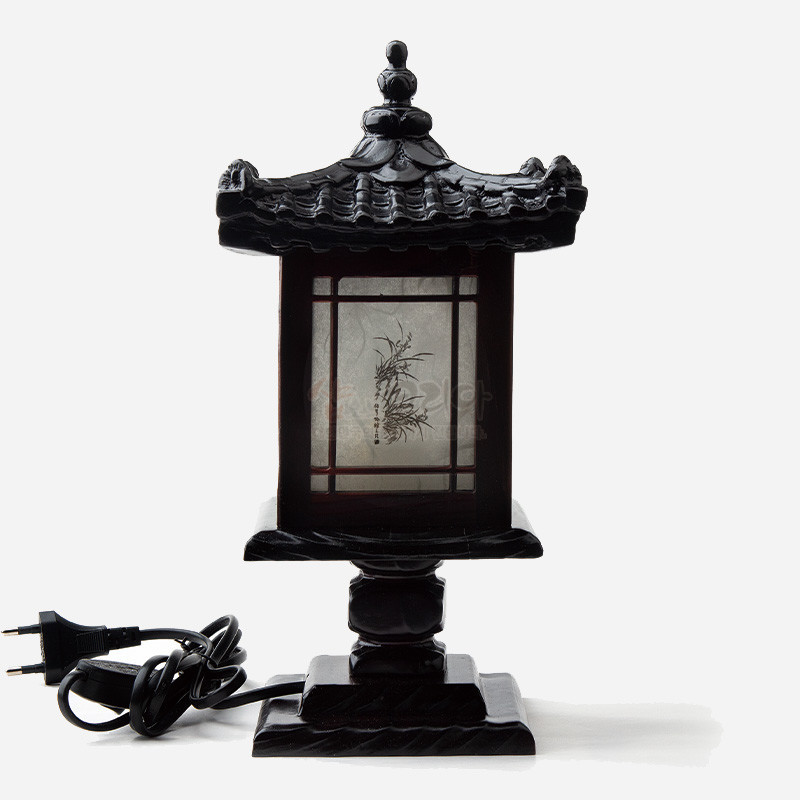 검은 옻칠 나무 기단 위 기와지붕 형태 상단, 반투명 종이창에 대나무 수묵화 문양이 인쇄된 전통 양식 전기 좌등.