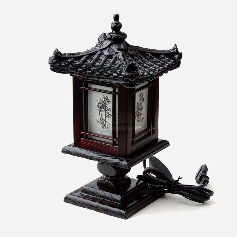 어두운 목재와 기와 지붕 형태, 반투명 패널에 흑백 대나무·매화 문양이 새겨진 미니 좌등.