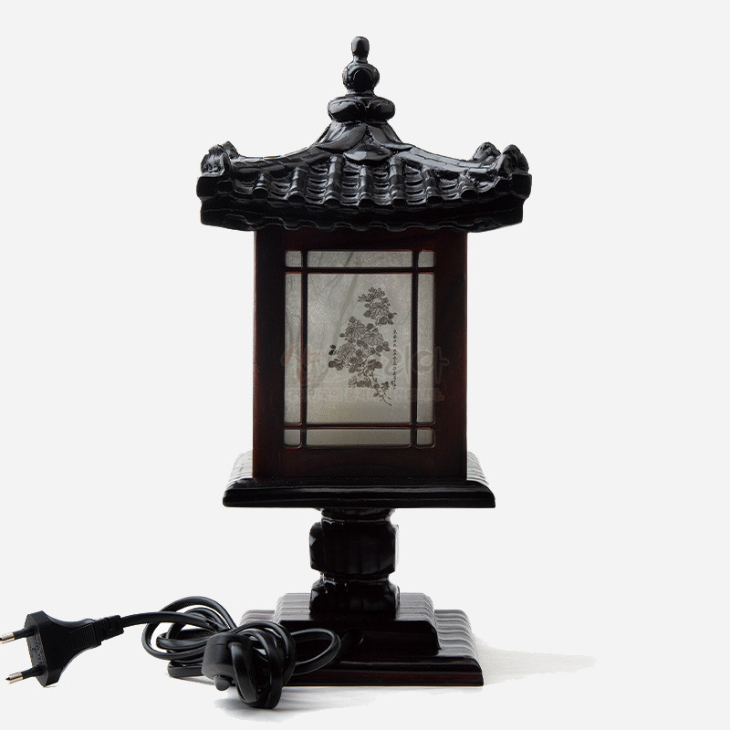 짙은 목재 재질에 기와지붕 형상을 올린 전통 좌등, 반투명 창호지 면에 수묵화 꽃무늬가 새겨진 조명 인테리어 소품.